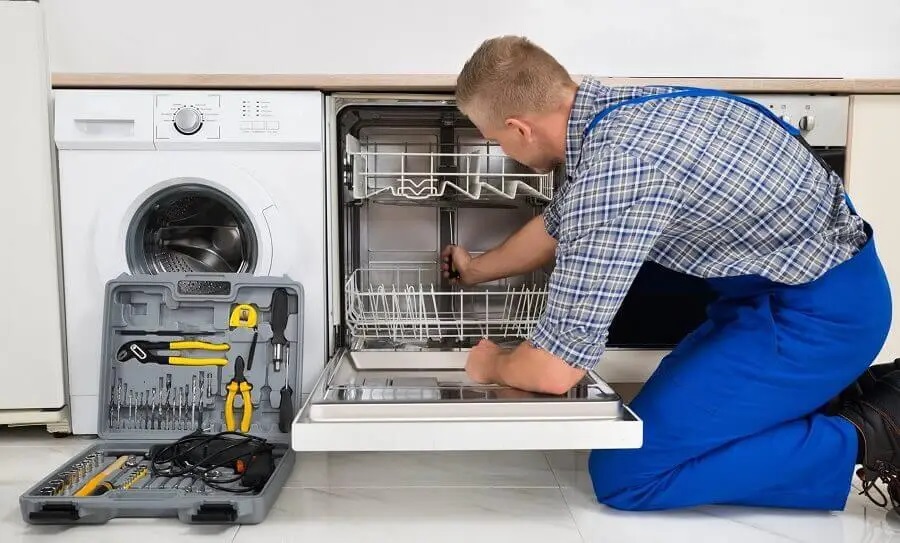 Kaynarca Siemens servisi teknisyen ekibi beyaz eşya tamiri yaparken